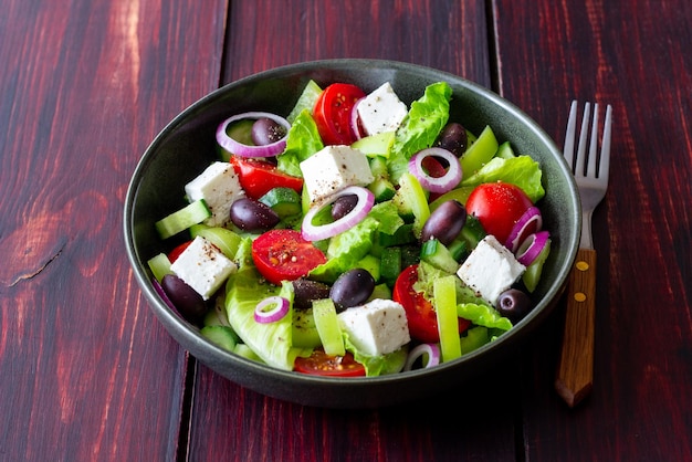 Griechischer Salat mit Feta-Käse, Tomaten, Gurken, Paprika und Kalamata-Oliven Gesunde Ernährung Vegetarisches Essen