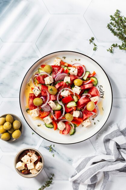 Griechischer Salat mit Feta-Käse, Tomaten, rotem Pfeffer