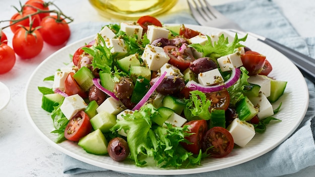 Griechischer Salat mit Feta und Tomaten