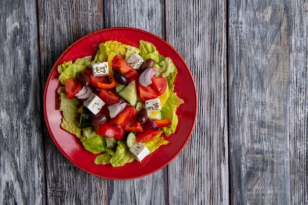 Griechischer Salat mit frischem Gemüse auf einem Teller