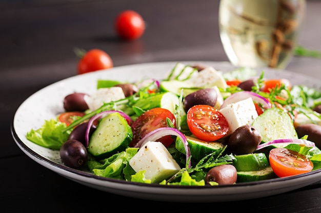 Griechischer Salat mit frischem Gemüse, Feta-Käse und Kalamata-Oliven. Gesundes Essen.