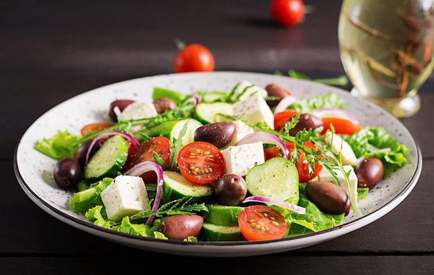 Griechischer Salat mit frischem Gemüse, Feta-Käse und Kalamata-Oliven