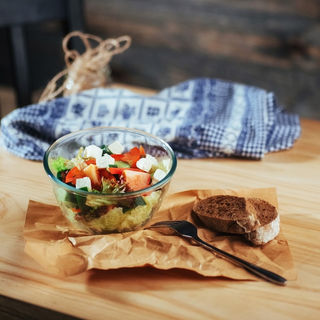 Griechischer Salat mit frischem Gemüse, Feta-Oliven