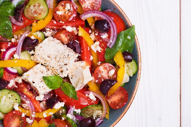 Griechischer Salat mit frischem Gemüse, Feta und Oliven