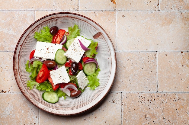 Griechischer Salat mit frischem Gemüse und Feta