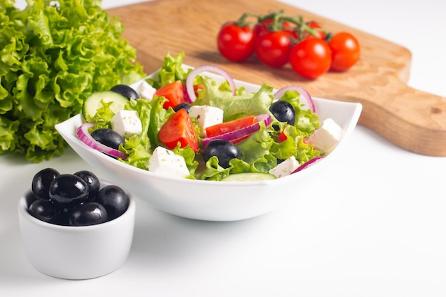 Griechischer Salat mit frischen Tomaten, Gurken, Oliven, Feta-Käse und roten Zwiebeln. Gesundes und diätetisches Essen