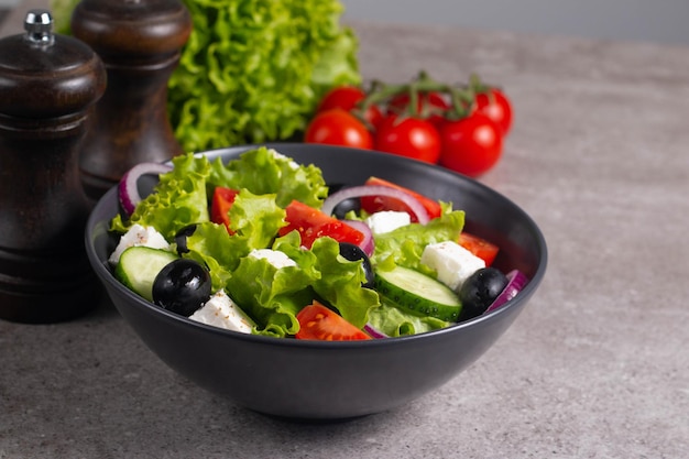 Griechischer Salat mit frischen Tomaten, Gurken, Oliven, Feta-Käse und roten Zwiebeln Gesundes und diätisches Lebensmittelkonzept