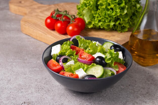 Griechischer Salat mit frischen Tomaten, Gurken, Oliven, Feta-Käse und roten Zwiebeln