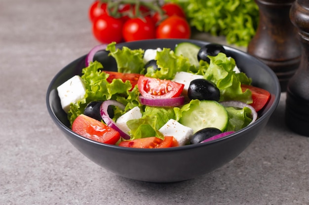 Griechischer Salat mit frischen Tomaten, Gurken, Oliven, Feta-Käse und roten Zwiebeln