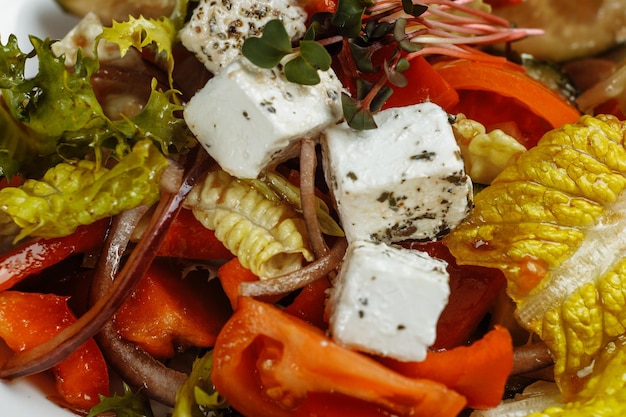 Griechischer Salat mit Frischgemüse-Feta-Käse und schwarzen Oliven