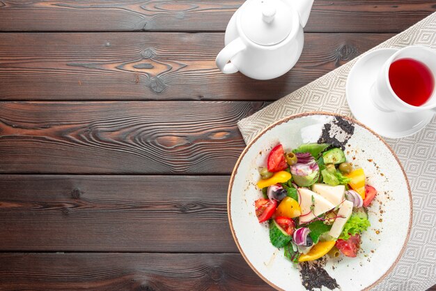 Griechischer Salat mit Frischgemüse, Feta nah oben