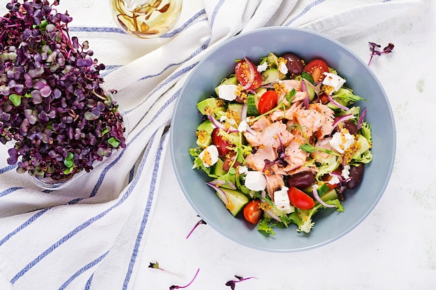 Griechischer Salat mit gegrilltem Lachs