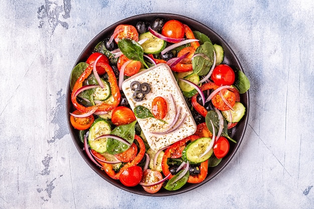 Griechischer Salat mit Gemüse, Feta und Oliven