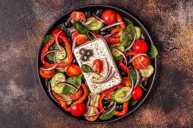 Griechischer Salat mit Gemüse, Feta und Oliven