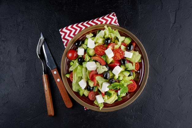 Griechischer Salat mit Oliven und Feta. Draufsicht, flach liegen
