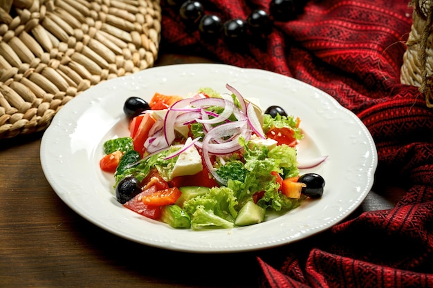 Griechischer Salat mit Oliven und Feta-Käse in einer weißen Platte