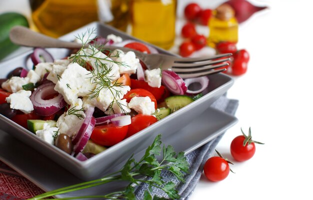 Griechischer Salat mit Tomaten, Feta, Gurken, Zwiebeln und Oliven