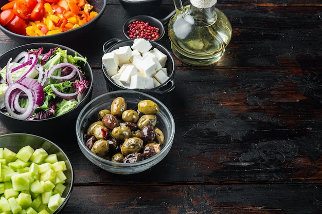 Griechischer Salat mit Tomaten, Pfeffer, Oliven und Feta