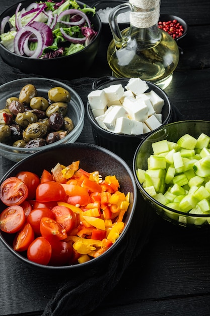 Griechischer Salat mit Tomaten, Pfeffer, Oliven und Feta