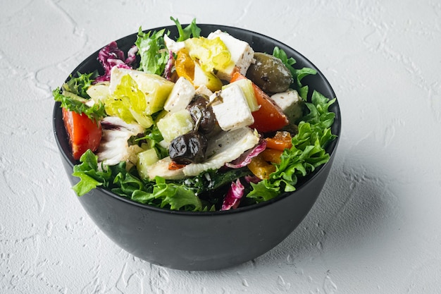 Griechischer Salat mit Tomaten, Pfeffer, Oliven und Feta