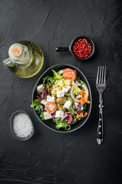 Griechischer Salat mit Tomaten, Pfeffer, Oliven und Feta