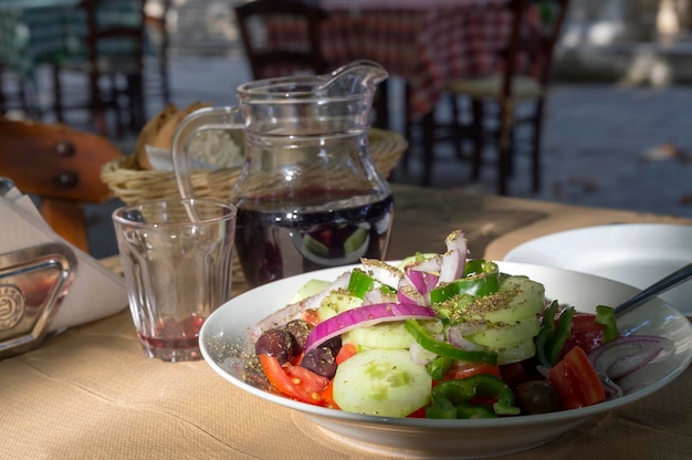 Griechischer Salat und Wein in einer Taverne in der Nähe