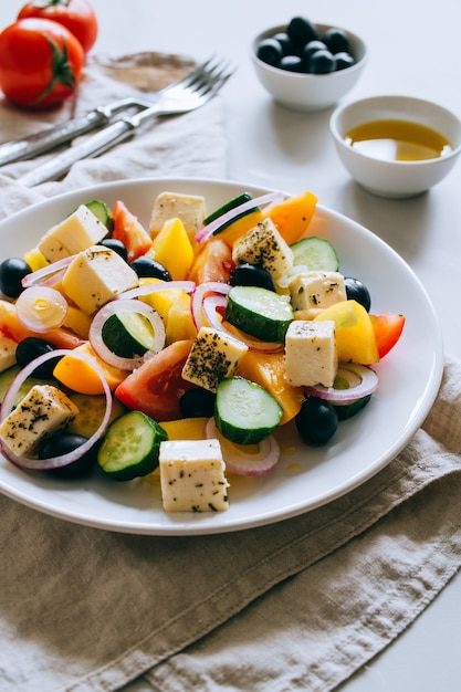 Griechischer Salat von frischer Gurke, Tomate, süßer Paprika, roter Zwiebel, Feta und Oliven