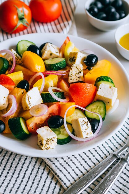 Griechischer Salat von frischer Gurke, Tomate, süßer Paprika, roter Zwiebel, Feta und Oliven