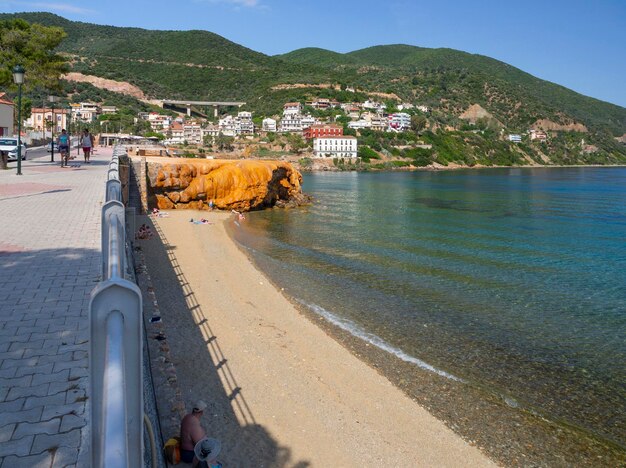 Griechischer Strandkurort mit den heißen Quellen von LoutraEdipsou auf der Insel Euböa in Griechenland