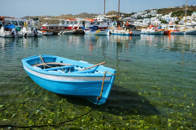 Griechisches Fischerboot im Hafen von Mykonos