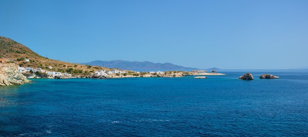 Griechisches Fischerdorf mit traditionellen weiß getünchten Häusern auf der Insel Milos