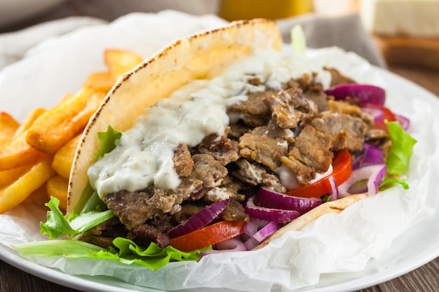 Griechisches Gyros mit Pommes und Salat