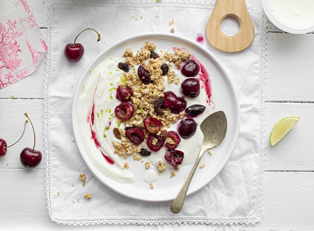 Griechisches Joghurt-Frühstück mit gerösteten Kirschen