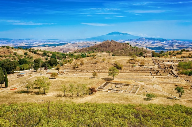 Griechisches Theater mit anderen Ruinen der Altstadt in der archäologischen Stätte Morgantina, Sizilien, Italien