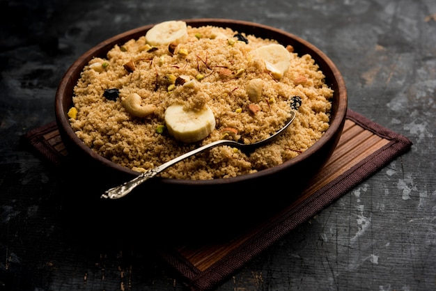 Grieß Halwa oder Sooji ka Halva oder süß Rava Sheera oder Shira - indische Festsüße aus Grieß, Nüssen und Ghee