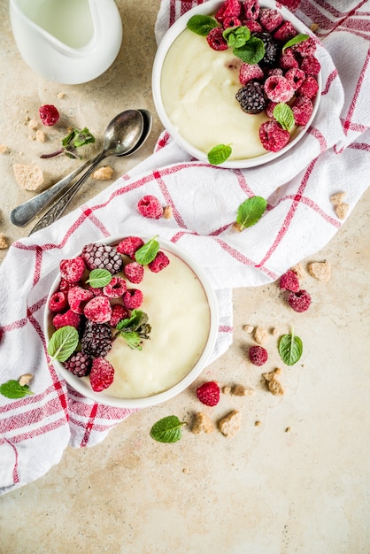 Grießbrei mit frischen Beeren