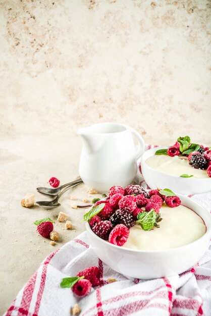 Grießbrei mit frischen Beeren