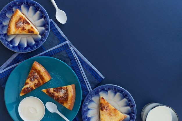 Grießpudding mit Milch auf blauem Hintergrund