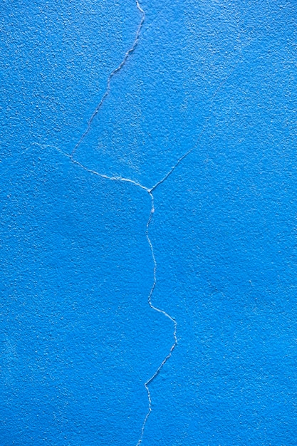 Una grieta en una pared azul