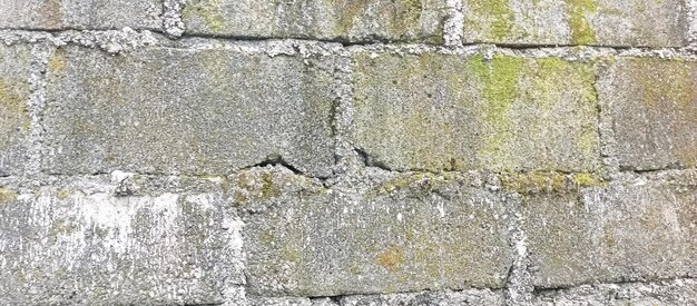 Una grieta en una pared de piedra con una grieta en ella