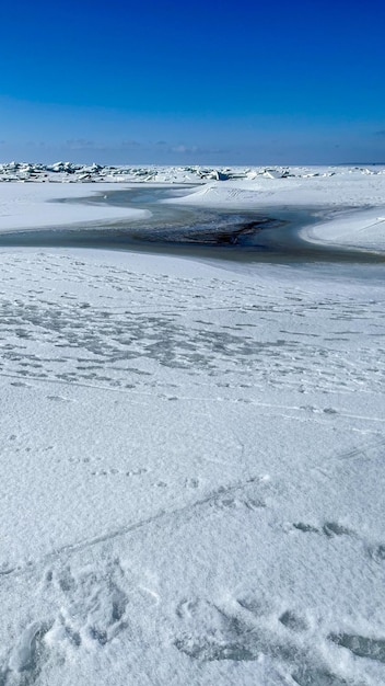 grietas y deshielos en el mar de invierno