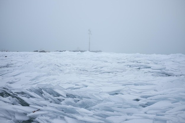 Las grietas de hielo en la superficie de un lago