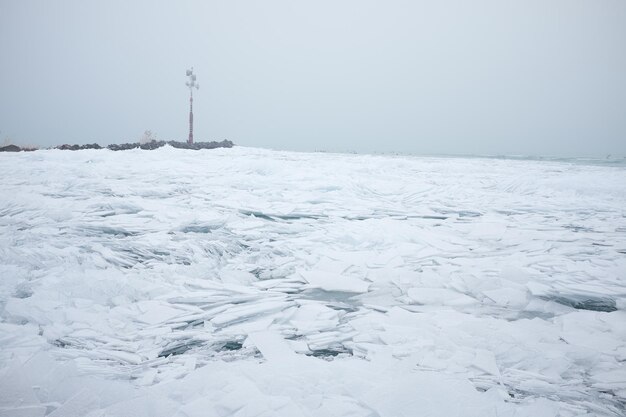 Las grietas de hielo en la superficie de un lago