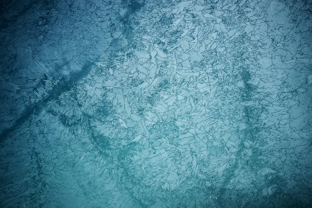 Foto grietas monstruosas en el hielo del lago