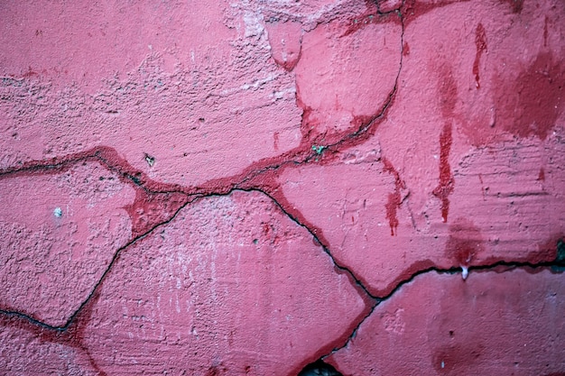 Grietas en una pared rosa closeup