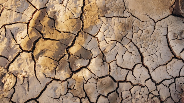 Grietas en el suelo seco en temporada árida para fondo texturizado