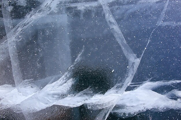 grietas de textura de hielo baikal, fondo abstracto hielo de invierno azul transparente
