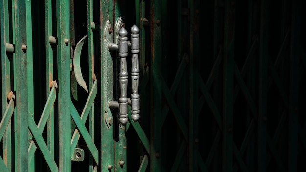 Griff der grünen Weinlesemetallschiebetür und des Schattens