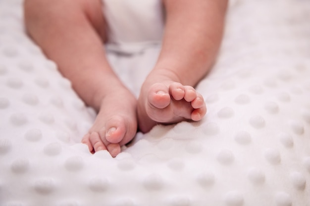 Griffe und Beine des Neugeborenen