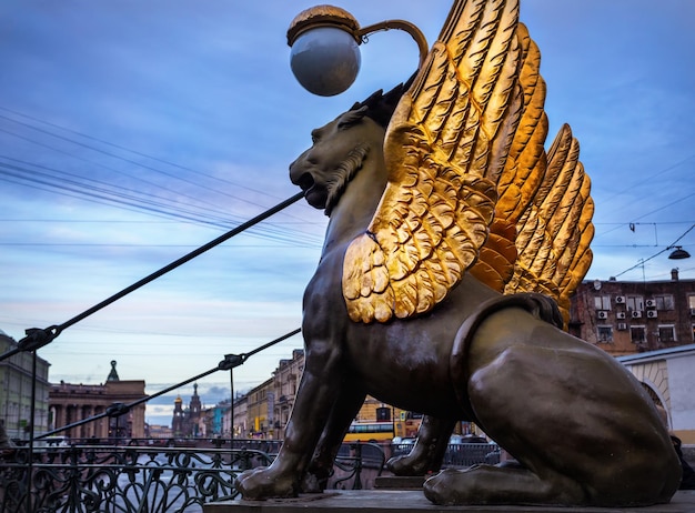 Griffins auf der Bankbrücke in St. Petersburg